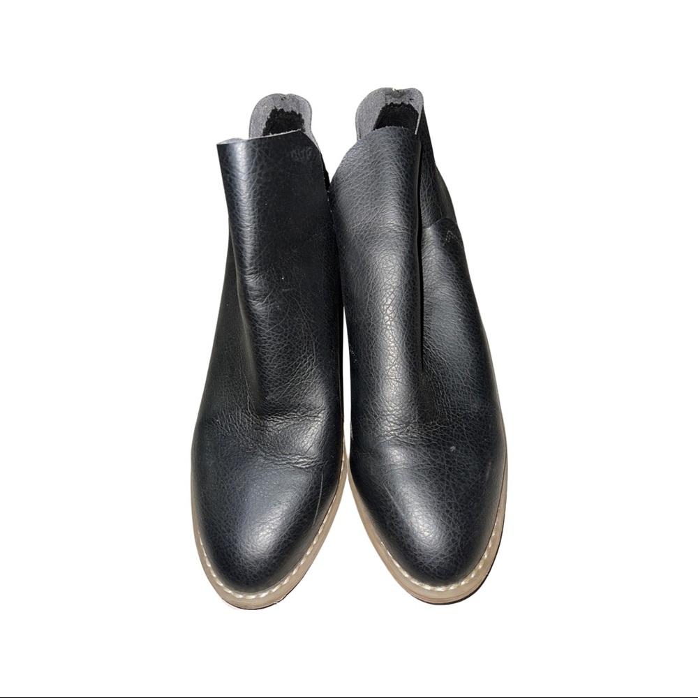 Universal Thread Heeled Booties - Picture 2 of 5